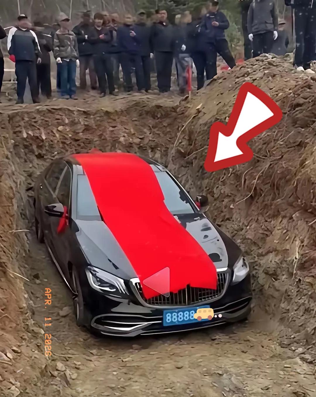 辽宁一富豪走了，生前最爱奔驰。
儿子直接把一辆120多万的真奔驰，埋进了坟墓。