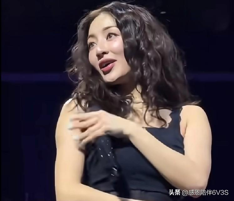 朴志效的身材状态真的很好，健康匀称、元气满满，这才是女爱豆该有的活力模样！现在很