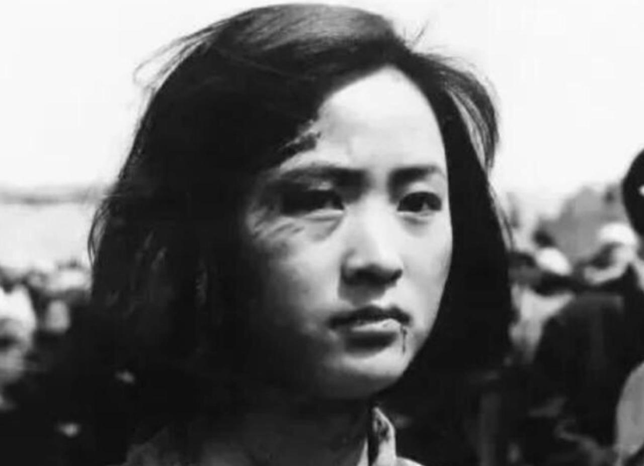 抗战中最燃爆的少女，把日军按进开水锅煮死。
姑娘把鬼子头朝下丢进开水锅里，双手死