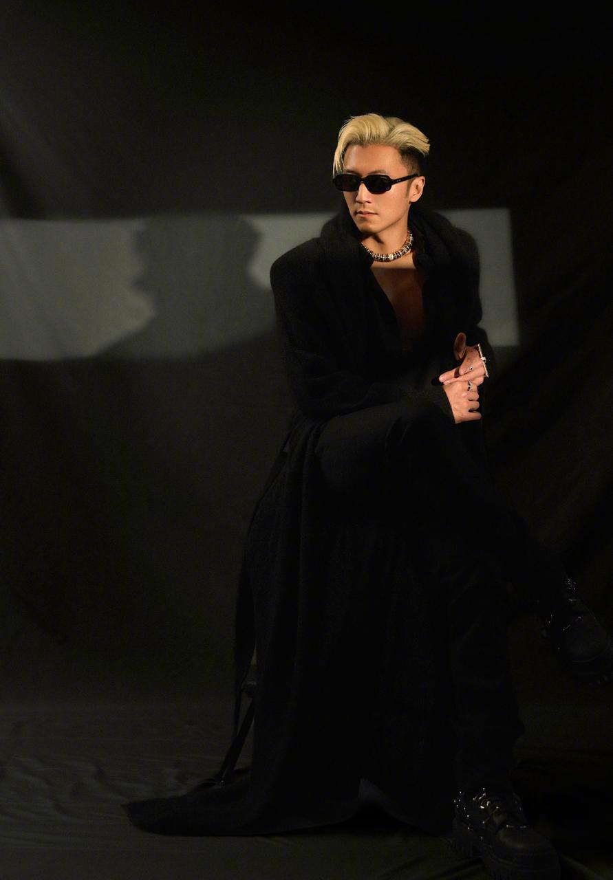 谢霆锋被粉丝调戏到红温谁还没被春节档的谢霆锋帅到！有效出场belike：一脚踹出