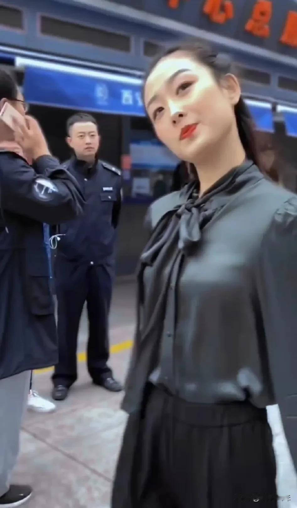 网红舞蹈女神黄会赢最新造型震撼来袭，是什么样的装扮让她在舞台上熠熠生辉，既美艳又