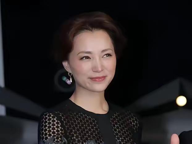 密春雷百亿帝国轰然倒塌，董卿却在大年初二亲手下厨，给80岁父母和13岁儿子包饺子