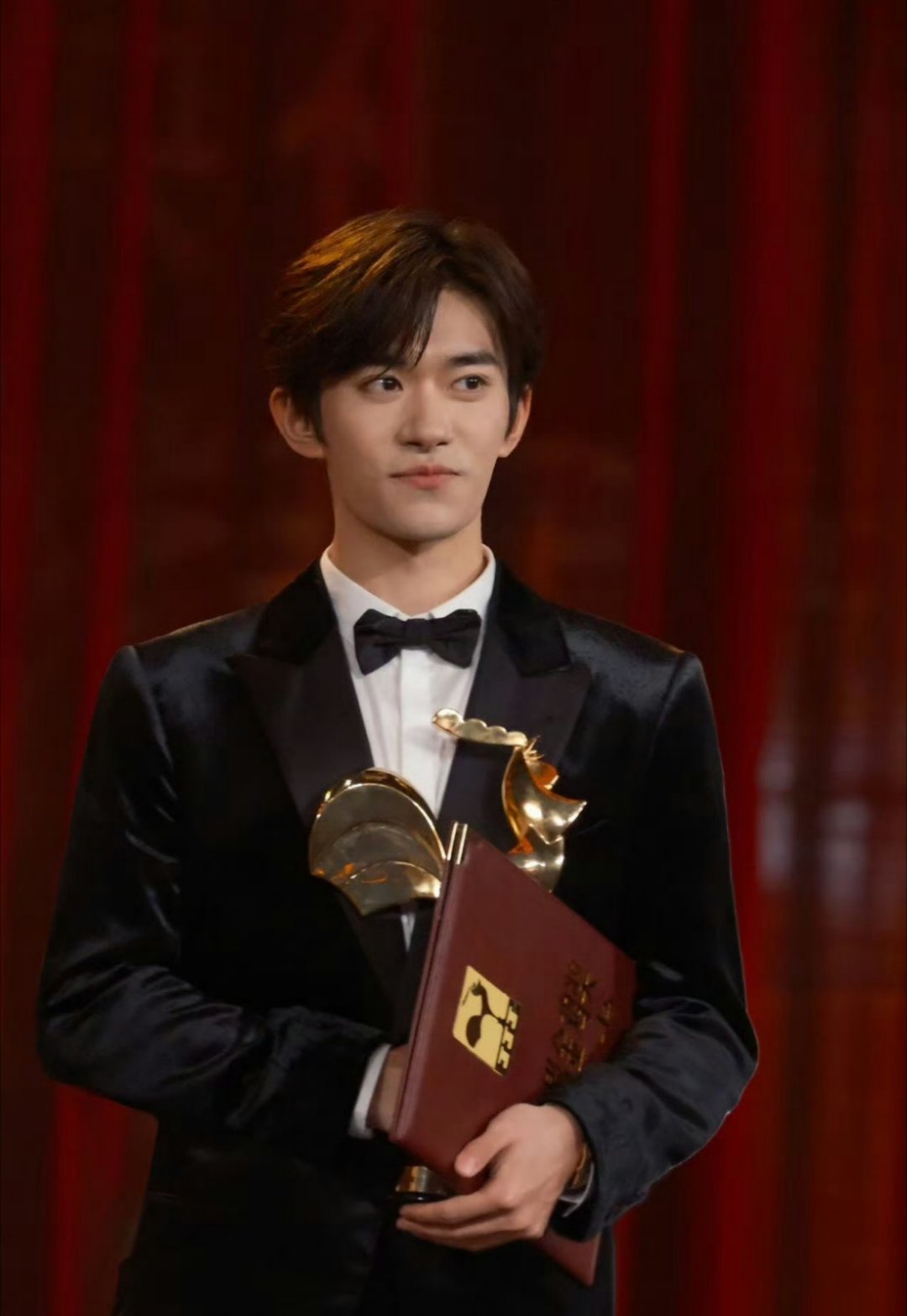 易烊千玺25岁了祝福我们最帅的最帅千千宝贝25岁生日快乐！！！！ 