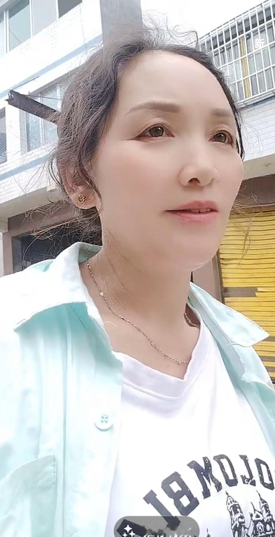 七零的我们！那时没婚纱！已没盘头饰！三金没有！拍哈这首歌来补补！感觉好听！