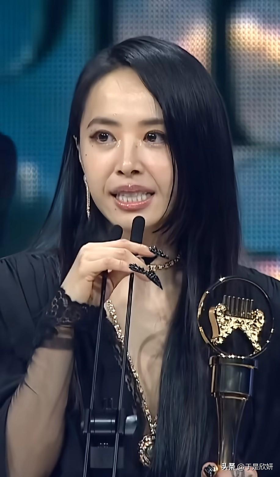 时隔19年二封金曲歌后！蔡依林手握双重大奖哽咽：我再也不会把自己弄丢
 
第37