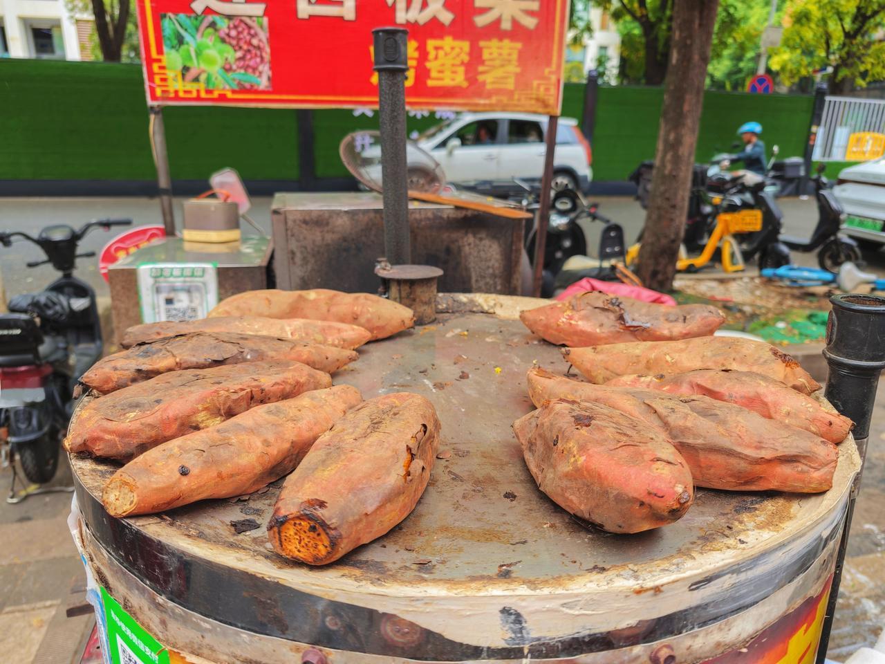又到了吃烤红薯的季节了～可惜你不来湖北，你不知道湖北的烤红薯是要用勺子挖着吃的
