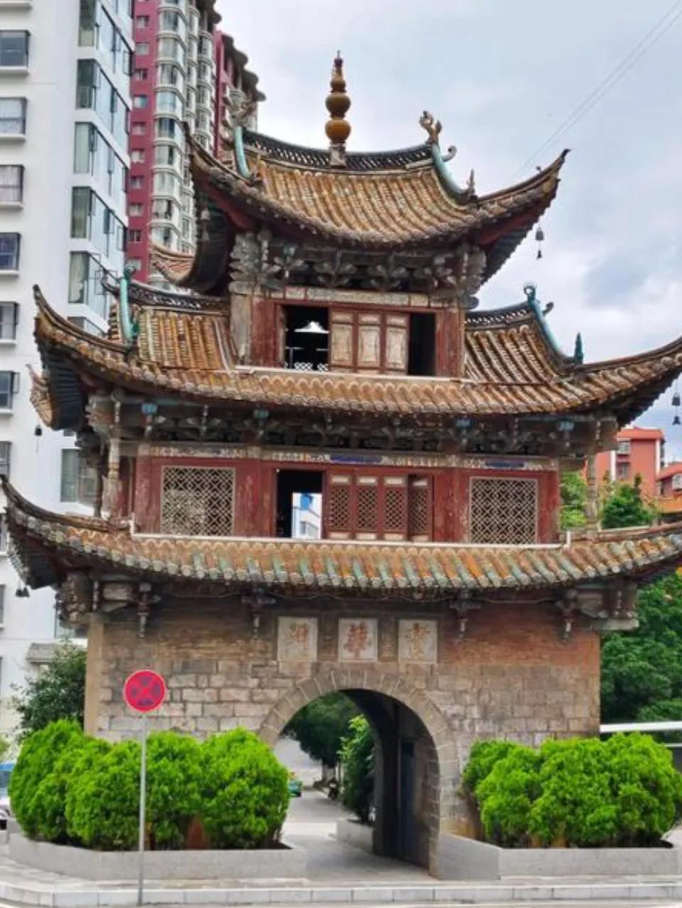 云南个旧市之旅
初到个旧，这座“锡都”便以独特魅力将我征服。漫步老阴山，山间云雾