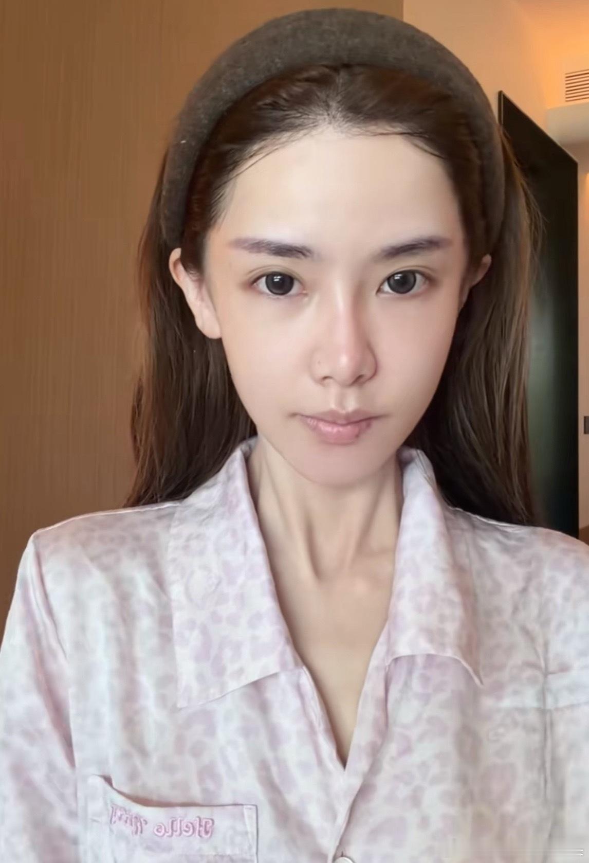 迅猛龙素颜出镜，之前她老说皮肤好，这回我真信了迅猛龙素颜出镜迅猛龙素颜