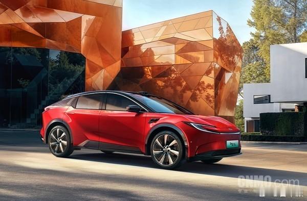 丰田 2028 纯电新平台专利曝光！专治车内空间小把电控单元移到前排座椅中间，不