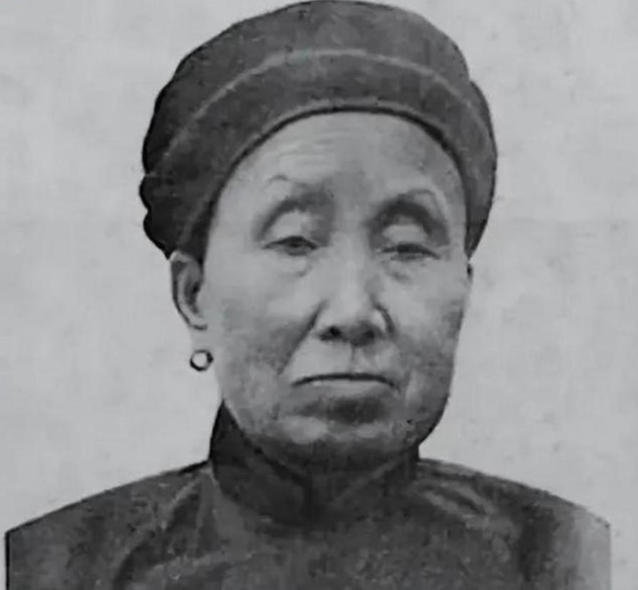 赵洪文国是蒋介石的义姐，曾也是一位英勇的抗日志士，新中国成立后却被判处死刑。期间
