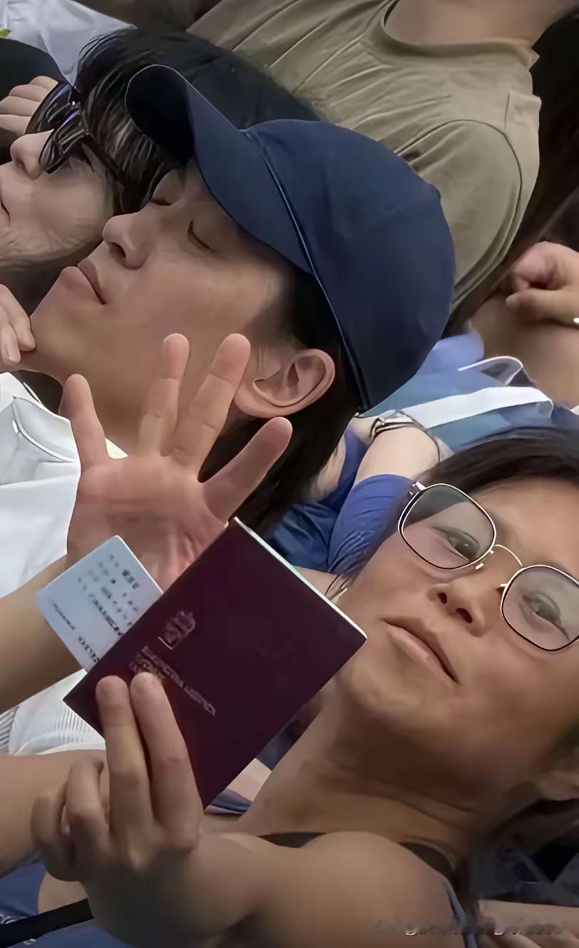 明明就是赤裸裸的鄙视中国人身份的挑衅行为，高喊“I am not Chinese