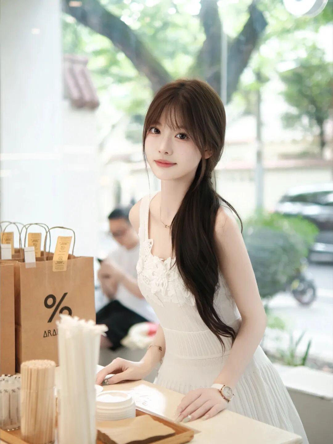 整体氛围
这组照片是清新治愈的春日韩系少女风，在明亮通透的咖啡馆与街头场景里，营