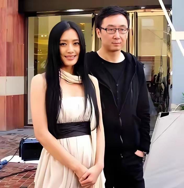 当年，热恋中的陆川多次向女友秦岚求婚，却始终被拒绝，一次，陆川气得扔掉了戒指：你