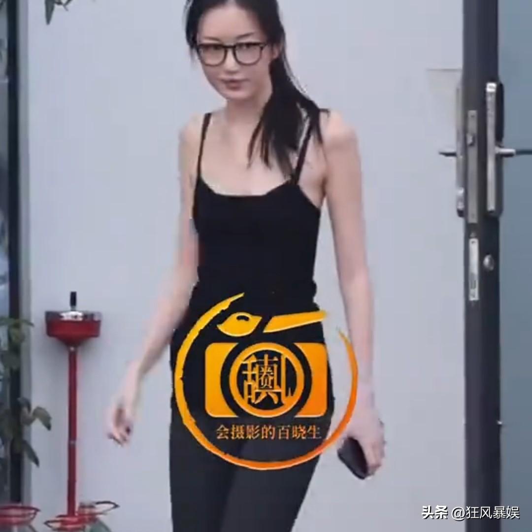窦靖童李嫣宋妍霏，罕见同框！

8月17日，有网友在云南大理街头偶遇李嫣、窦靖童
