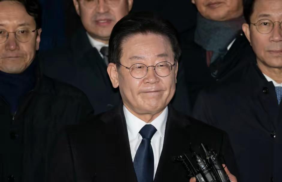 李在明求见王毅:
 
特朗普突然变卦，下令大幅压缩正在进行的美韩联合军演，释放出