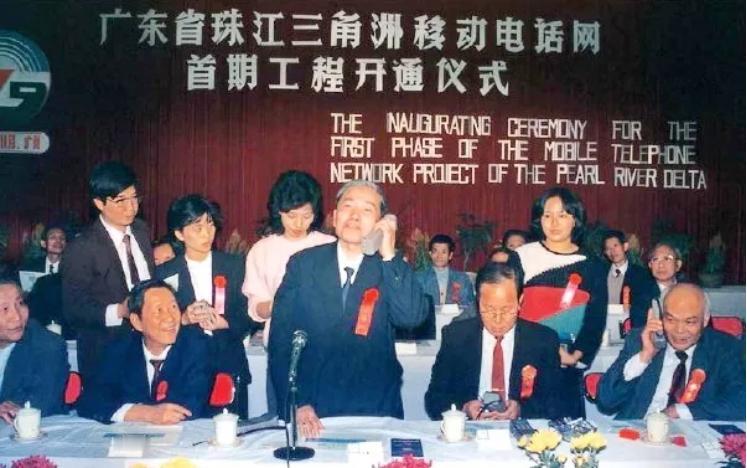 我国移动手机用户数的变迁：15户-100户-4.75万户-5000万户-1亿户-