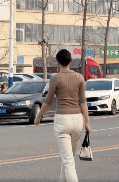 光看背影

明明身材好、体态好

为何一眼看去全是“中年感”？

看到这段街拍，