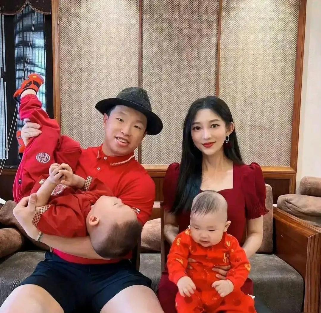 烧饼和儿子都算不上幸运儿，都没有中基因彩票，老烧家一脉相传，这一家子，一家三代复