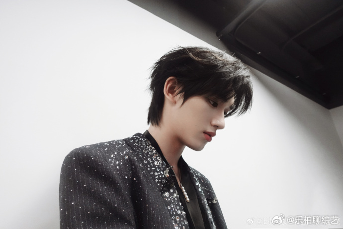 丁程鑫托脸照  丁程鑫托脸照📸简直就是帅的很呀~这张脸真的是完全长在了我的审美