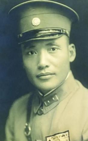 1936年，一名国民党中将跟随红军走完长征，谁知等到了延安，毛主席却对他挥了挥手