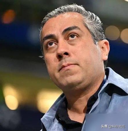 切尔西老板埃格巴利，亲自下场威胁主帅滚蛋，谁能想到，自家球迷先让他滚了。
主场