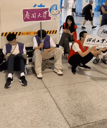 国防科大高铁站迎新生气场拉满看清华大学、南开大学那几所大学迎新生就像摆地摊似的，