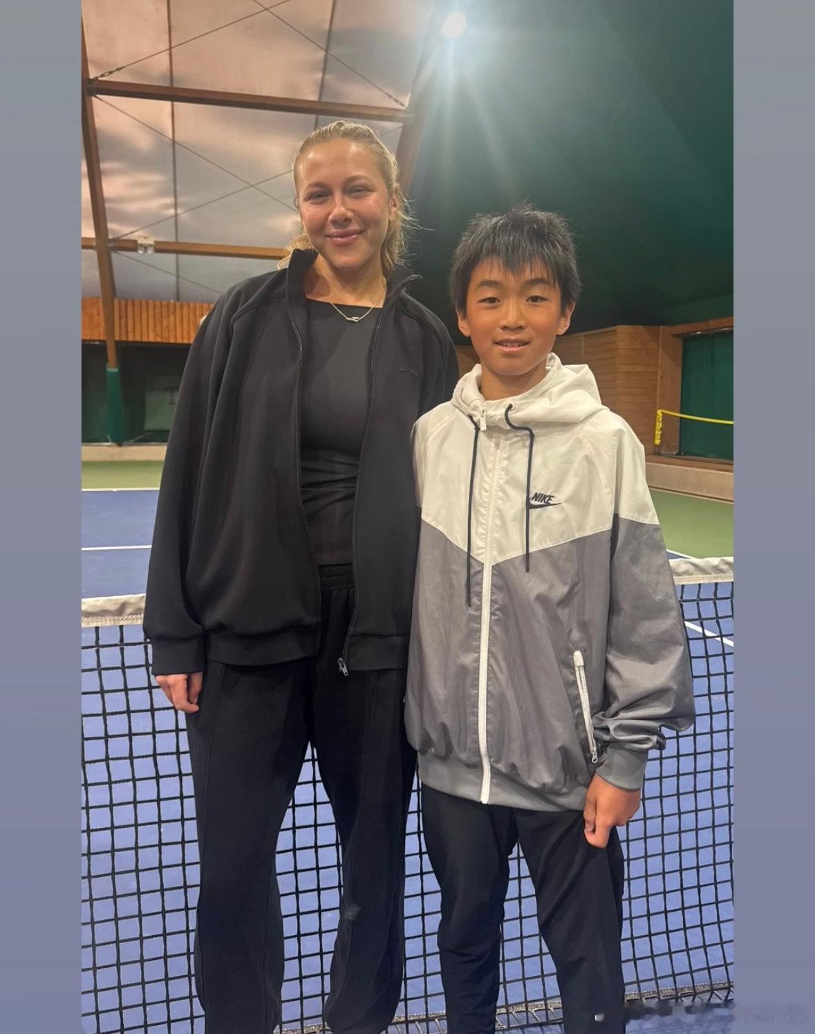 阿尼西莫娃！！！在希腊TATOI俱乐部出席IMG希望之星的比赛，作为颁奖仪式的嘉