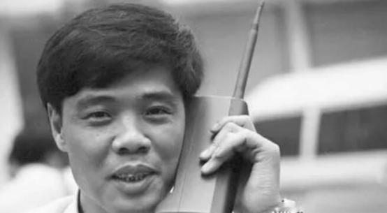 中国第一个手机用户名叫徐峰，1987年，年仅23岁的他在广州花2.6万元买下了一
