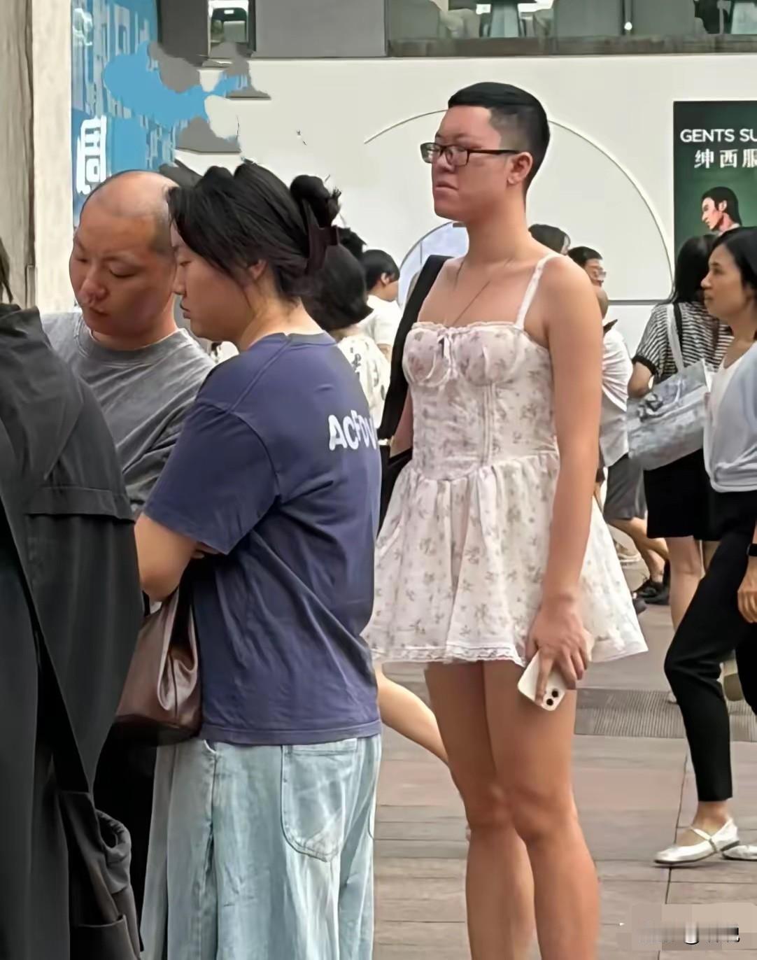 判断性别的依据不能以头发的长短…
