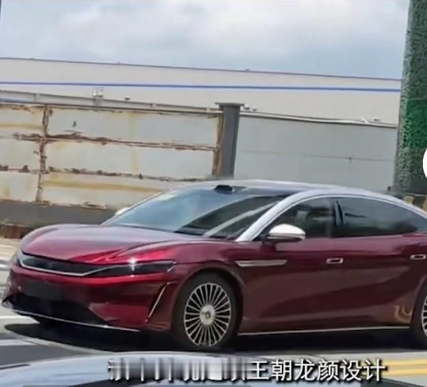 比亚迪大汉红银双拼色实车曝光，这颜值直接杀疯了！“中国红+银色车顶”双拼配色，视