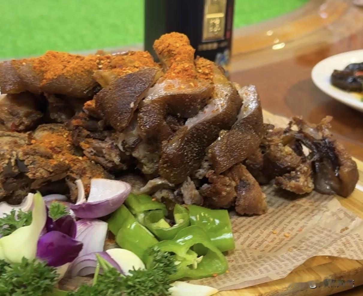 东北家宴：一桌热菜，满屋子年味儿

窗外还飘着雪，屋里早已热气腾腾。

冬天冷得