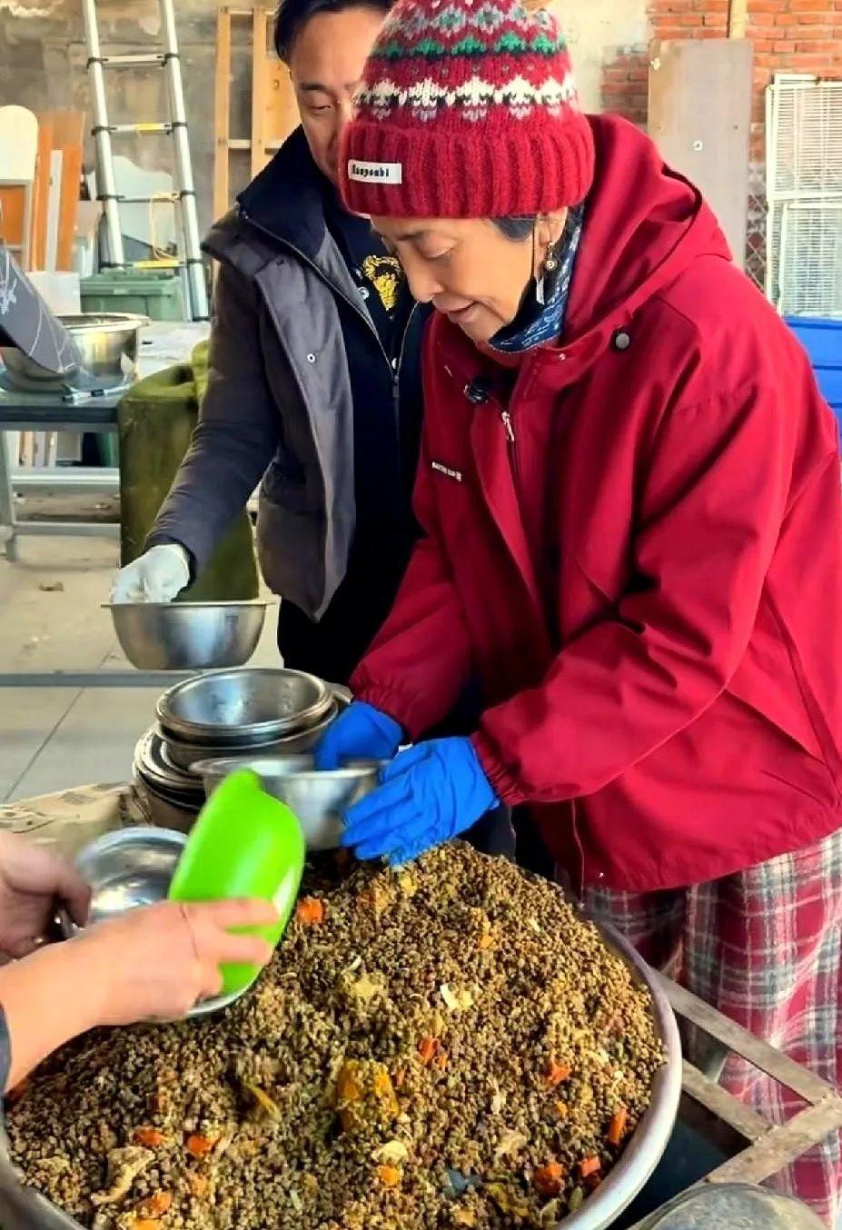 讲个事儿，有点扎心，但特真实。

 那个演员李勤勤，熟吧？就演过好多妈、好多婆婆