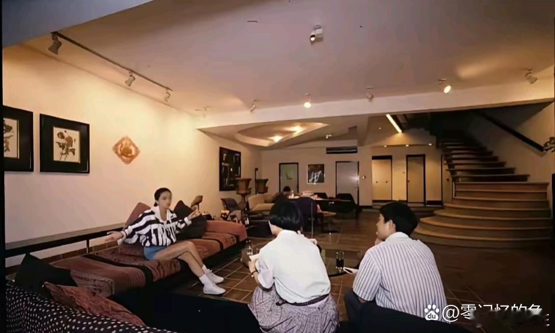 1992年梅艳芳的家好大呀。 