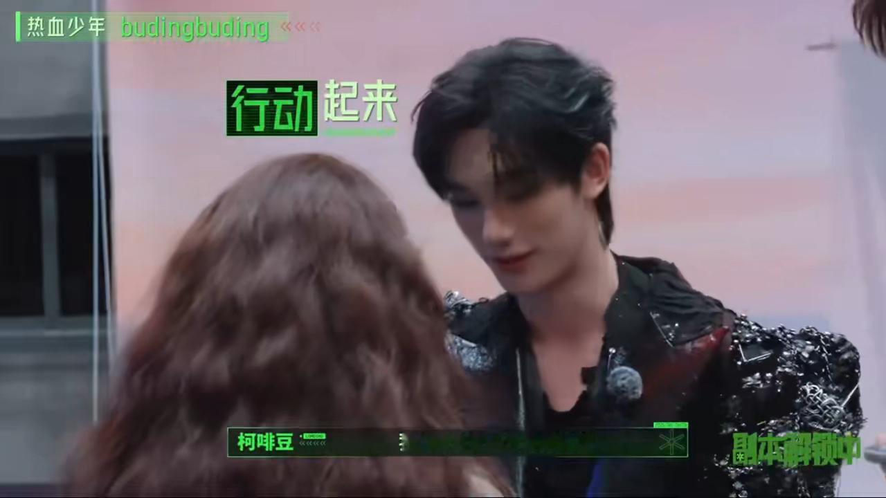 丁程鑫扒舞速度震惊金靖周柯宇介绍丁程鑫是顶级舞担 丁程鑫学舞是真快，看一眼就能跳