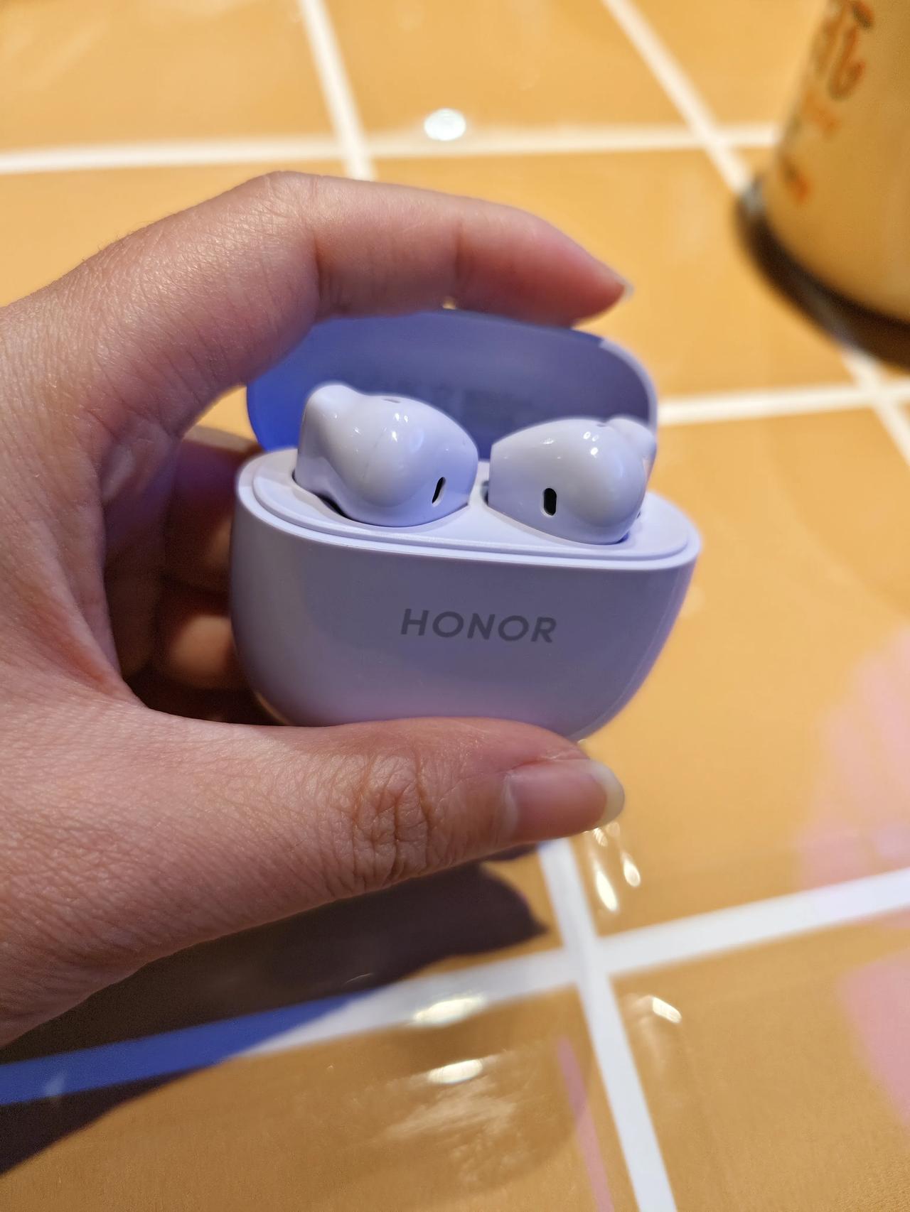 荣耀Earbuds X6这个淡紫色是真好看，比经典的白色还要惊艳一点，越看越喜欢