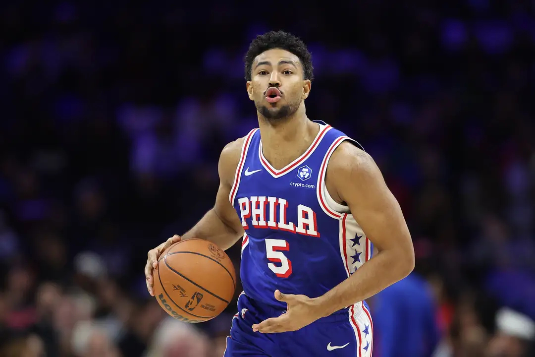 名记谈湖人侧翼的引援目标据ESPN名记Shams报道，詹姆斯已经告知湖人不会回归