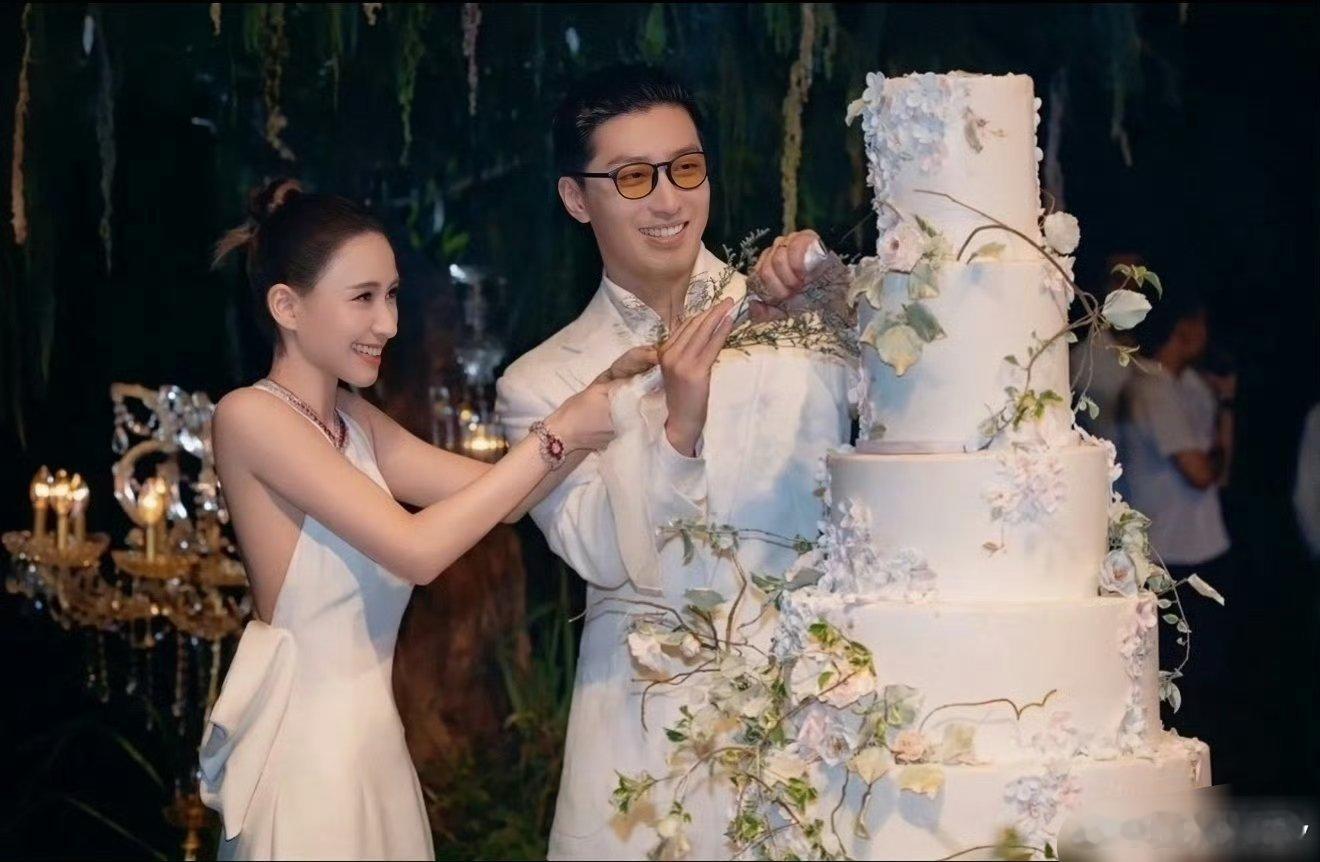 何超莲曾说窦骁搭讪她的招数很low 赌王千金什么男的没见过，只能说爱情去的太快就