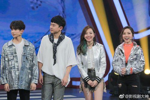 周杰伦鸟巢演唱会星光云集，海清带着19岁儿子蛋妞现身现场。母子俩跟着旋律尽情合唱