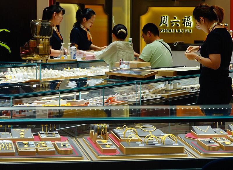 最近金价这波猛涨，身边好多蹲金店等降价买三金的朋友都坐不住了，天天刷行情问是不是