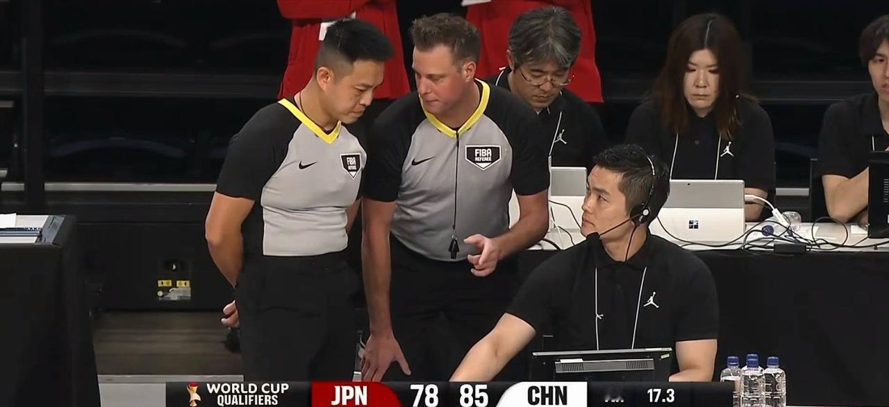 真是活久见！中国男篮在客场赢了日本，但这比赛看得人血压飙升。裁判那哨子吹得简直没