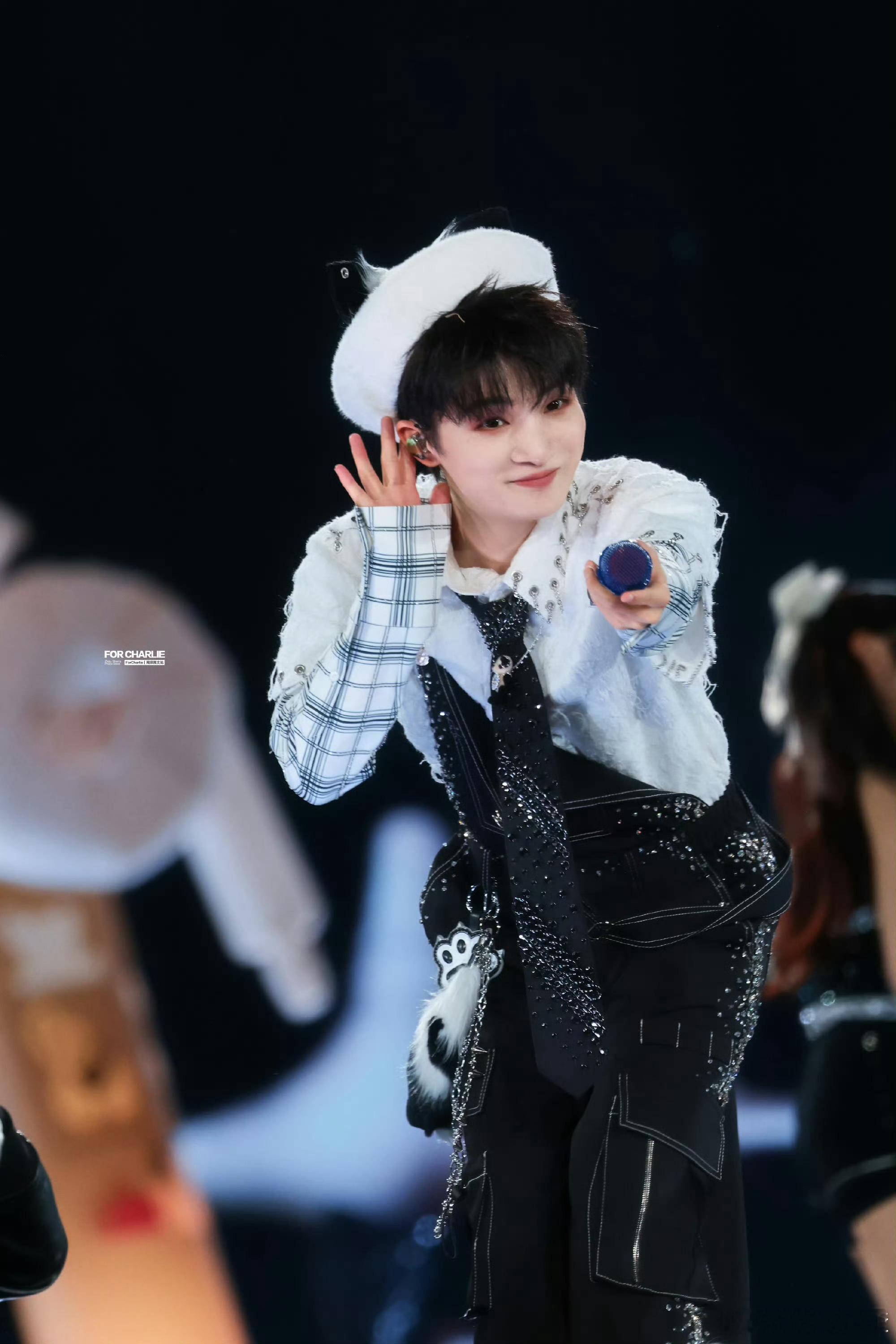 这套衣服好可爱呀！ [心]周深给康定情歌上难度了 [心]谁给周深穿成这样周深20