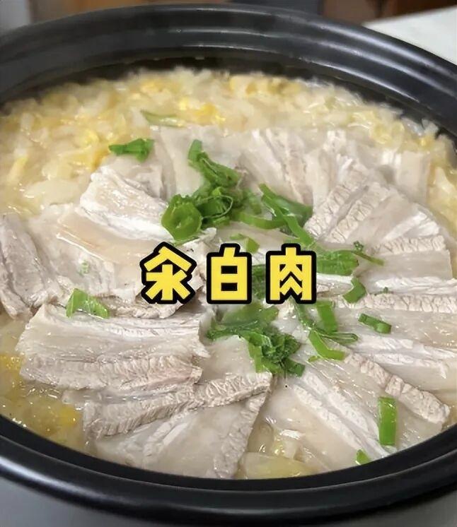 汆白肉，是东北"杀猪菜"里的核心汤菜。
主料就三样：五花肉、东北酸菜、粉条。做法