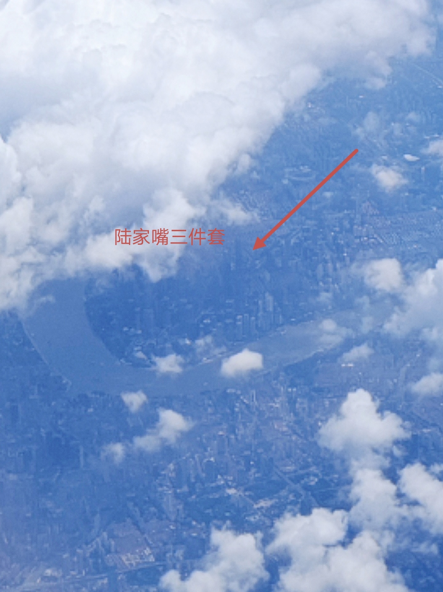今天天气不错飞到上海上空的时候，第一次在万米高空拍到了滴水湖、陆家嘴的三件套、东