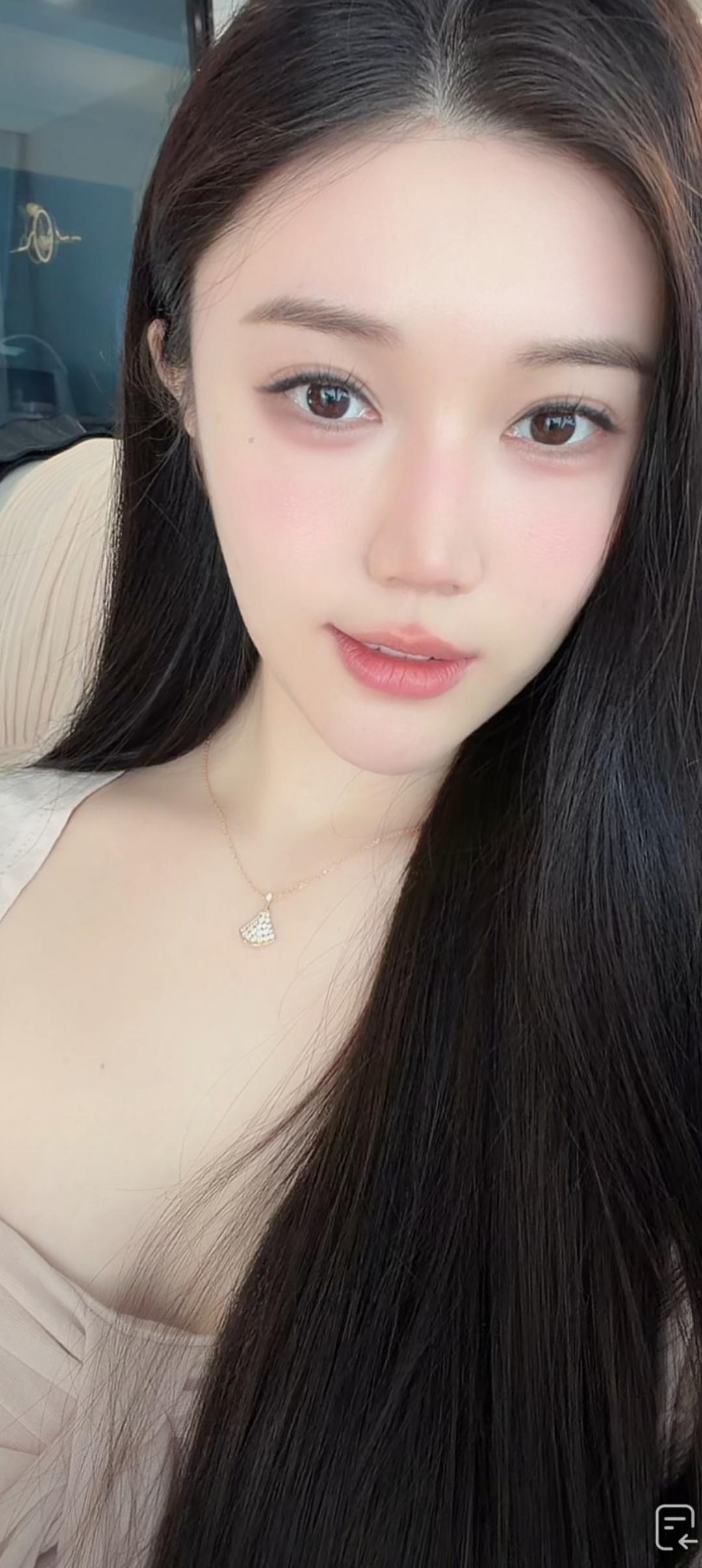 长发美女看着镜头微笑。
