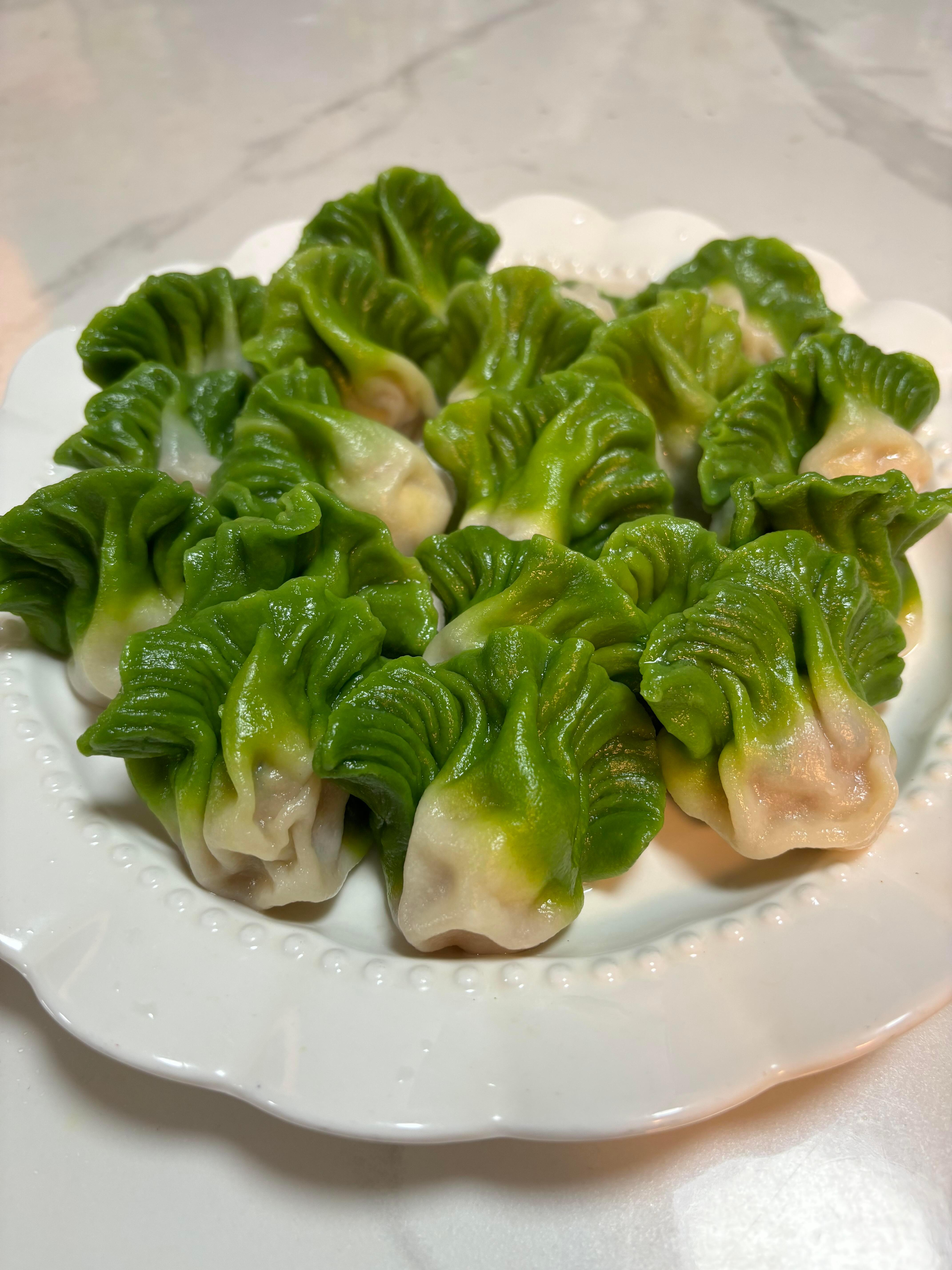 白菜饺子寓意财源广进。 
