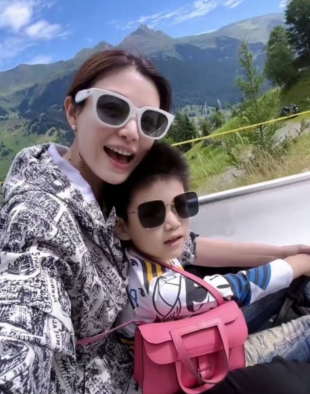 陈妍希婚后住在内地一直在带孩子定居北京与育儿主导婚后陈妍希携子常驻北京，亲力亲为