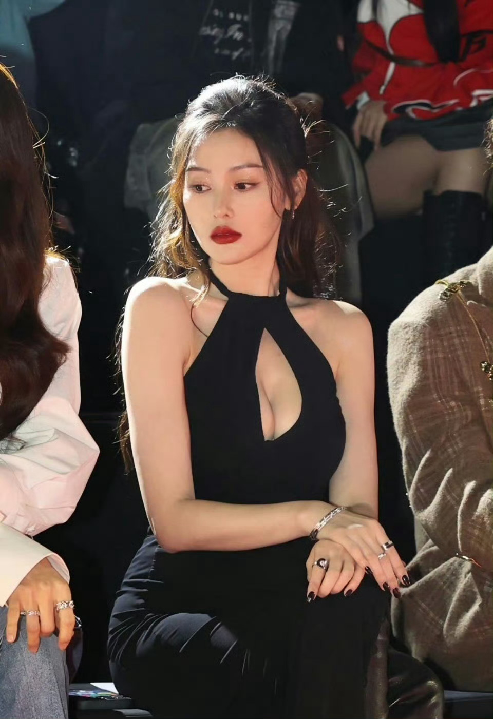 张天爱经典黑色战袍眼睛真的大 ​​​