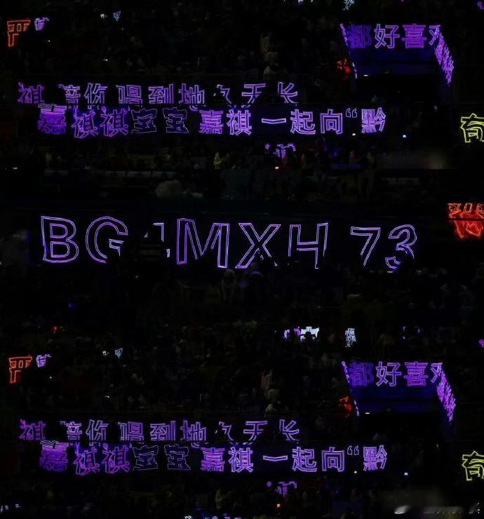 紫海中的他，像星辰一样璀璨。 