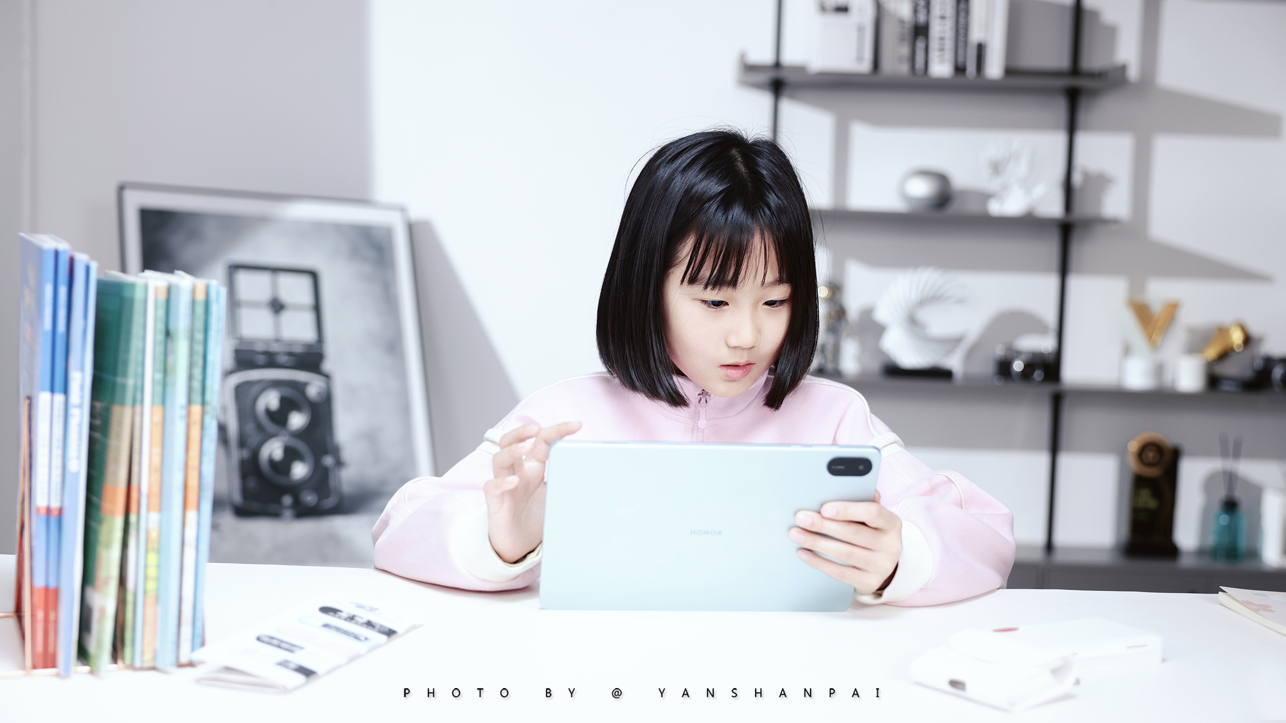 24日下午，作为科技博主，同时也是两个孩子的爸爸，参加“带娃吐槽大会”荣耀平板X