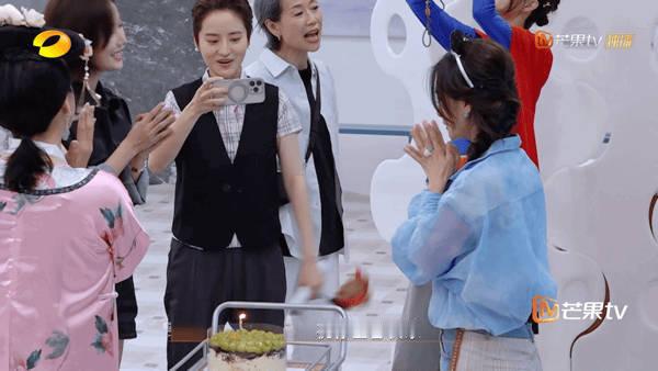 浪姐团综把女性友谊诠释得很好浪6团综里的温暖名场面不断！姐姐们瞒着李晟，偷偷策划